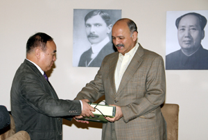 Prof. Li presents Senator Mushahid with a gift