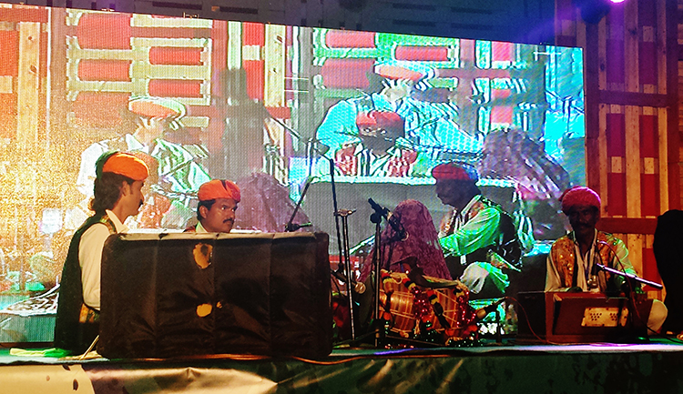 Mai Dhai and Band