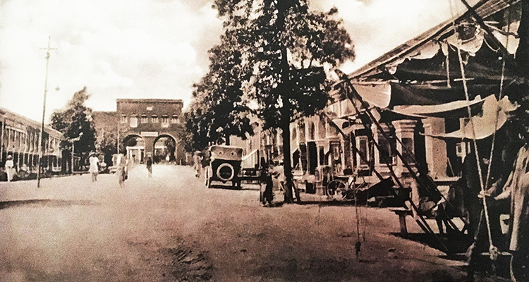 Saddar Bazaar, inside the Massey Gate (1910)