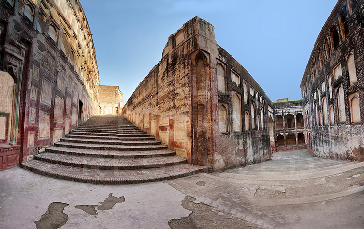 Tour Guides of Lahore Fort