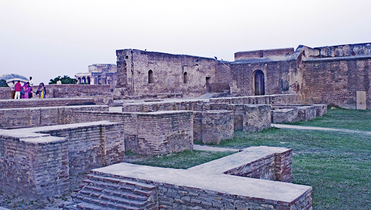 Tour Guides of Lahore Fort