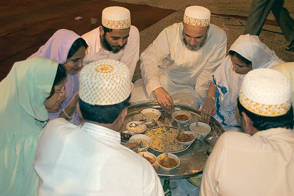 Во сколько сегодня едят мусульмане. Еда мусульман. Мусульманские блюда. Еда в Исламе. Мусульманское питание.