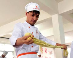 Foreigners are now learning to make beef noodles at Lanzhou