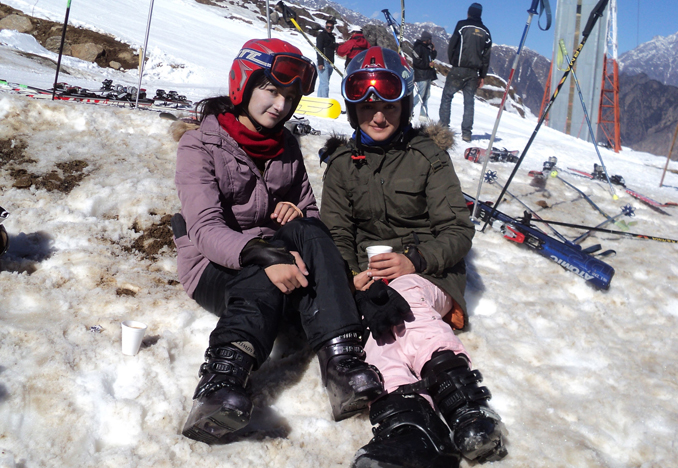 PAKISTAN'S FIRST LADIES OF SKIING